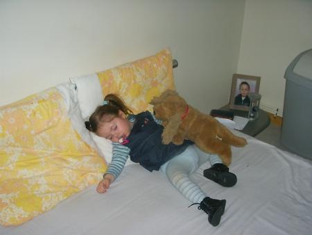 poupinette qui fait une sieste dans le lit de sa marraine(18 mois)