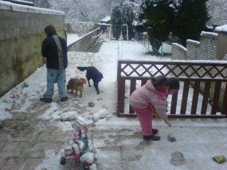 la chasse aux oeurfs dans la neige
