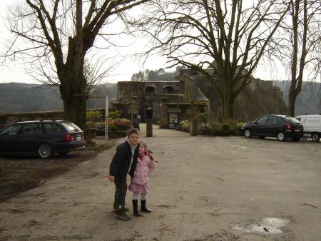 mes enfants devant le chateau de bouillon