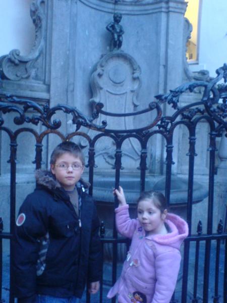 mes enfants et manneken pis a bruxelles