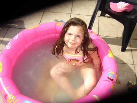 shannen dans la mini piscine