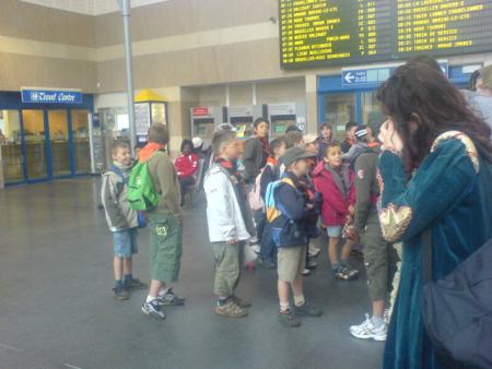 rassemblement de scoute dans la gare de charleroi