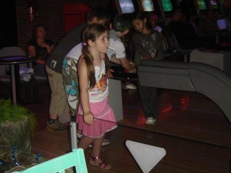 les enfants qui font un boowling