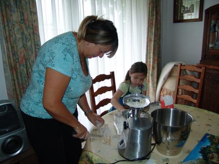shannen fait des macaronis avec sa mami