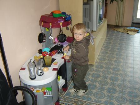 Kenny qui fait a manger pour tata