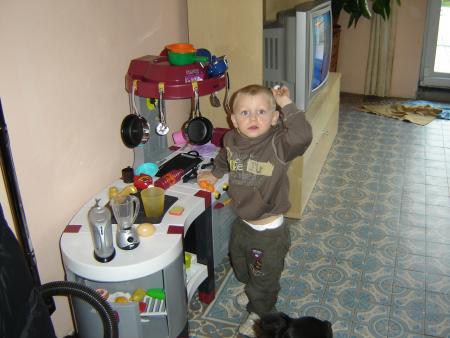 Kenny qui fait a manger pour tata